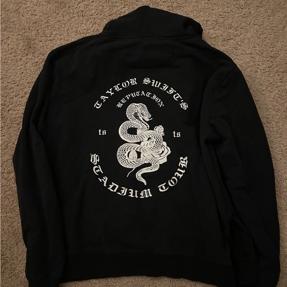 Taylor Swift Reputation Stadium Tour 2018 Hoodie - Picture 2 of 3